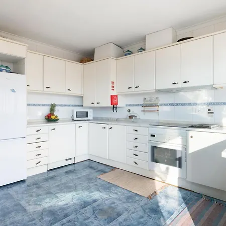 Host Wise - Homely Large Flat - Balcony Apartman Guimarães