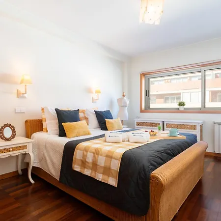 Host Wise - Homely Large Flat - Balcony