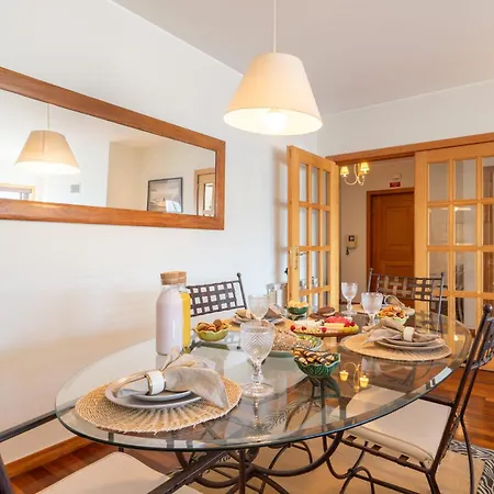 Host Wise - Homely Large Flat - Balcony ギマランイス