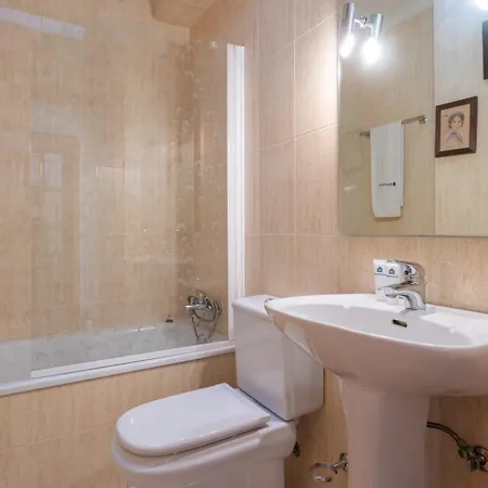Daire Host Wise - Homely Large Flat - Balcony Guimarães