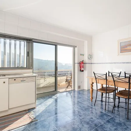 Host Wise - Homely Large Flat - Balcony Apartman Guimarães