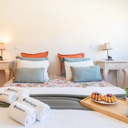Host Wise - Homely Large Flat - Balcony Guimarães