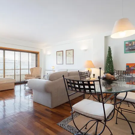 Host Wise - Homely Large Flat - Balcony Guimarães