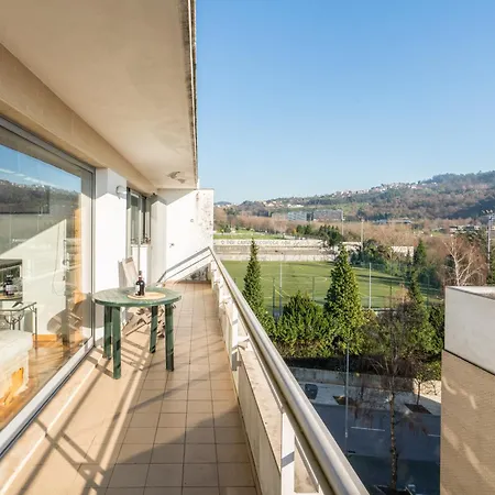 Host Wise - Homely Large Flat - Balcony Daire *