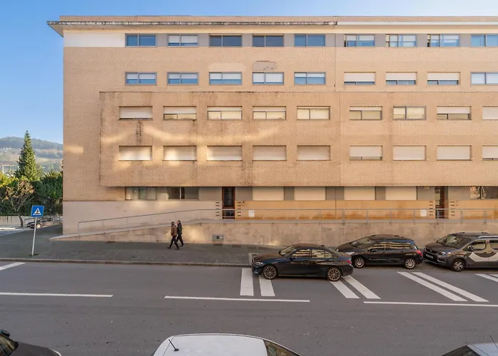 Host Wise - Homely Large Flat - Balcony *