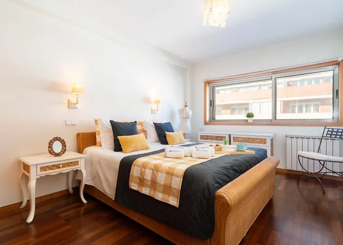 Host Wise - Homely Large Flat - Balcony