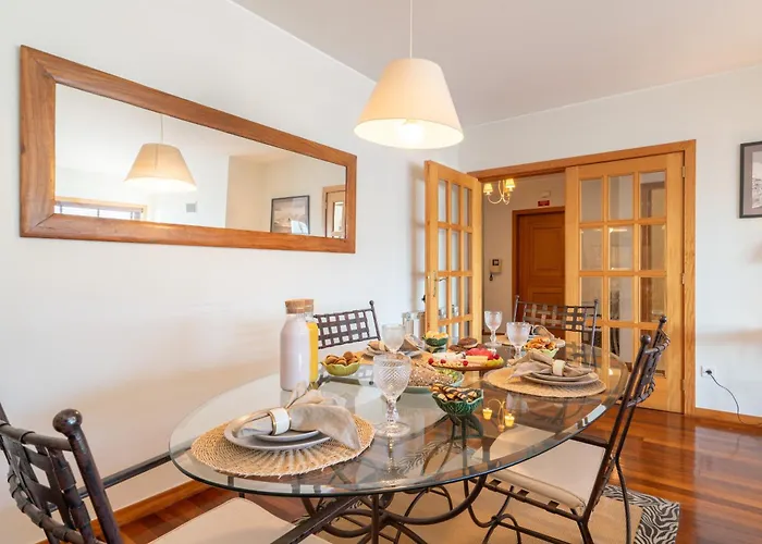 Host Wise - Homely Large Flat - Balcony ギマランイス