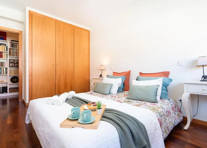 Host Wise - Homely Large Flat - Balcony アパート