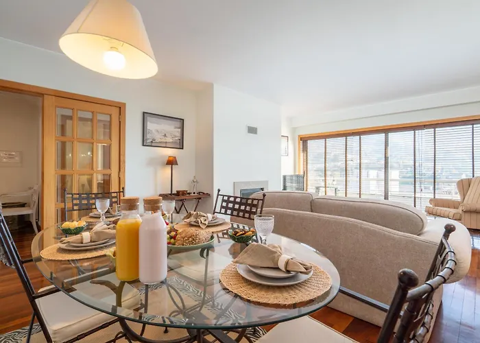 Host Wise - Homely Large Flat - Balcony דירה