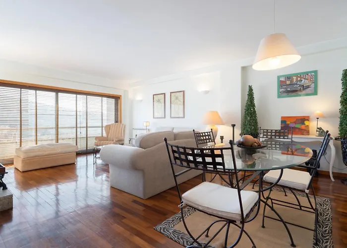 Host Wise - Homely Large Flat - Balcony 귀마레스