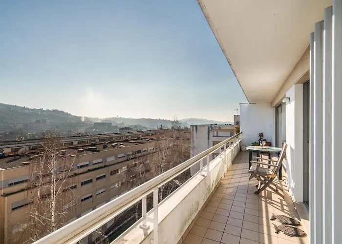 Host Wise - Homely Large Flat - Balcony *