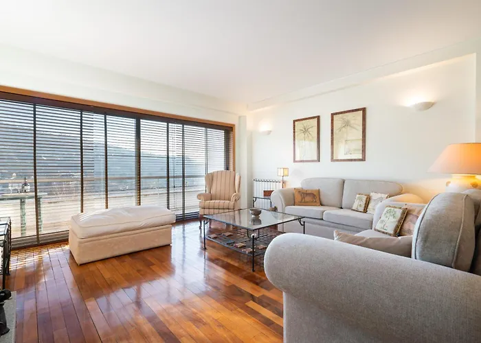 Host Wise - Homely Large Flat - Balcony * 귀마레스