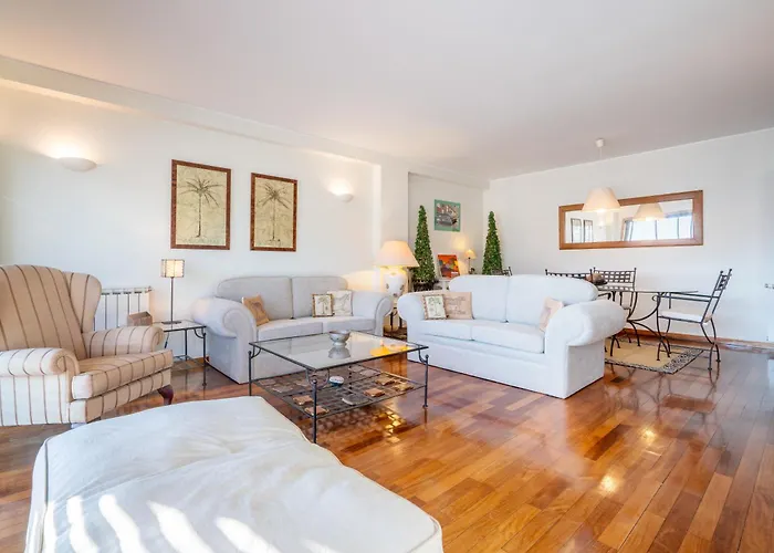 Host Wise - Homely Large Flat - Balcony דירה גימראייש